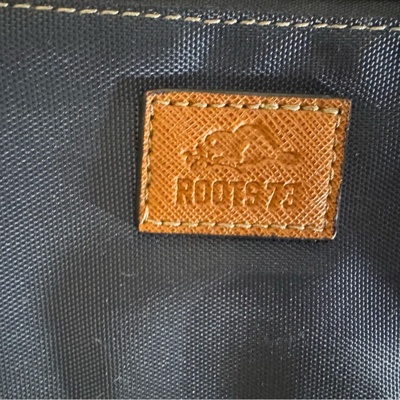 Small navy Roots purse - Picture 3 of 8